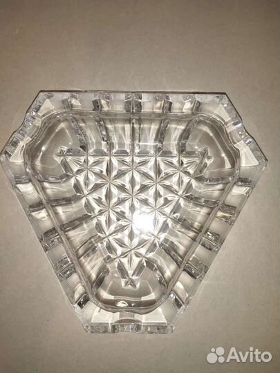 Хрустальная пепельница треугольной формы