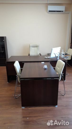 Офисный стол руководителя