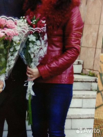 Красивая кожаная куртка с натуральным воротником