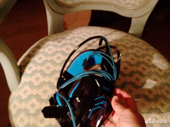 Игровые наушники с микрофоном и синей подсветкой