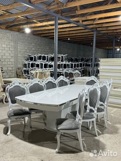 Стол и стулья