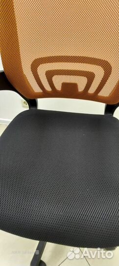Стул офисный на колесах