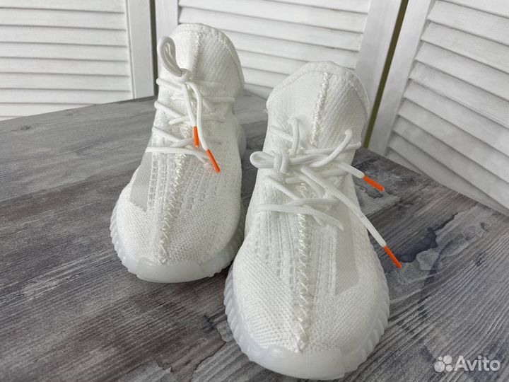 Кроссовки женские