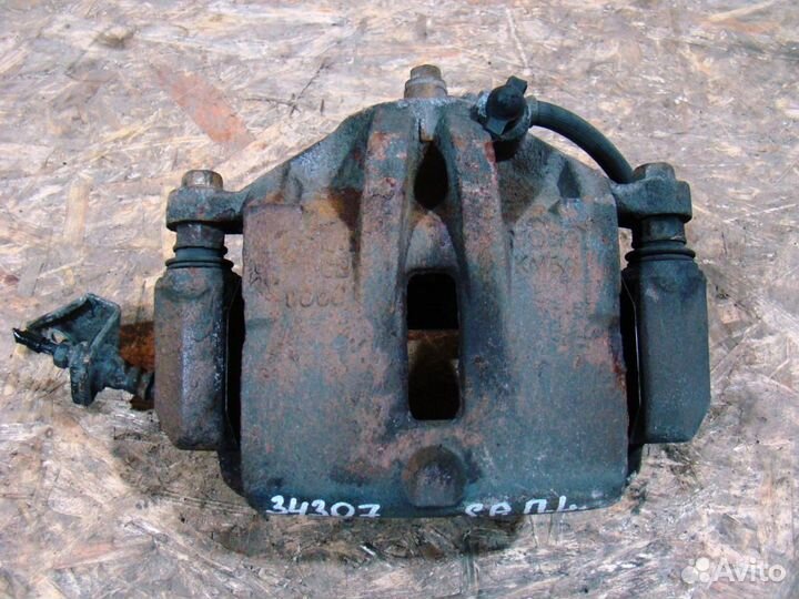 KIA Sportage 2 Суппорт тормозной передний левый