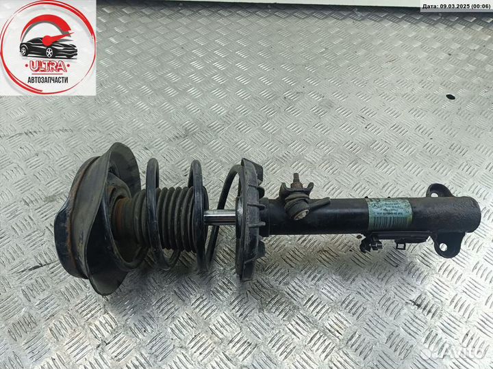 Стойка подвески передняя правая б/у Mercedes W203 (C) 2033204130