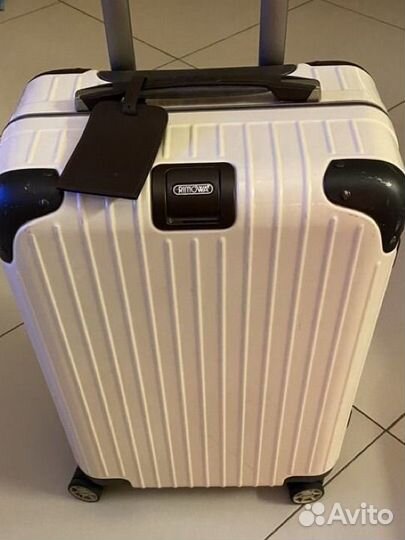 Чемодан на колесах rimowa