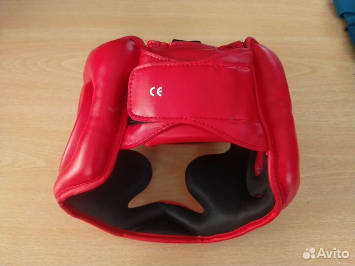 Боксерские перчатки и шлем