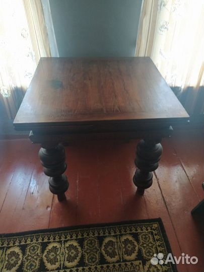 Старинный антикварный стол