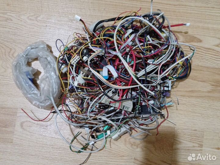 Перекати поле из различных проводов, шлейфов и тд