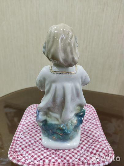 Статуэтка фарфор Девочка, плетущая венок