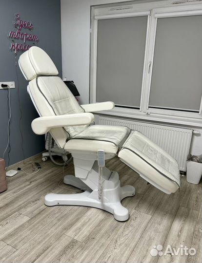 Косметологическое кресло белое
