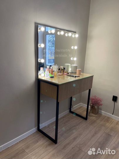 Гримерный стол на металлических опорах