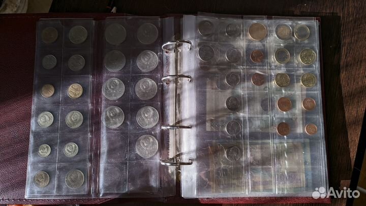 Альбом с коллекционными монетами
