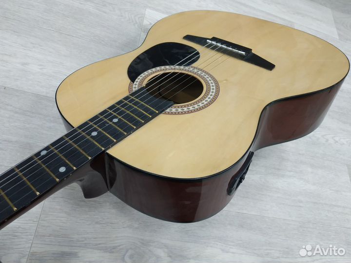 Электроакустическая гитара для левшей