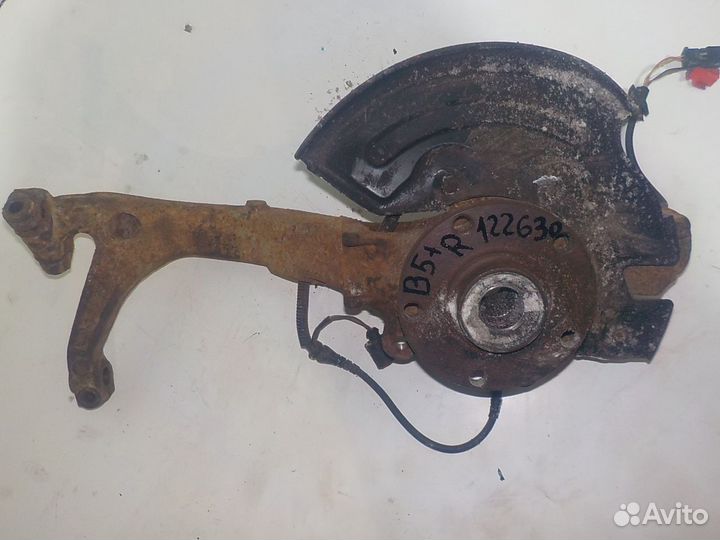 Кулак передний правый Volkswagen Passat B5