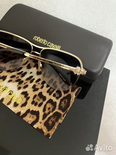 Солнцезащитные очки Roberto Cavalli