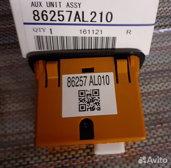 Разъем USB+AUX Subaru в подлокотник