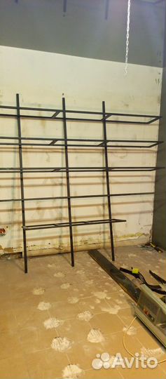 Железная полка пристенная