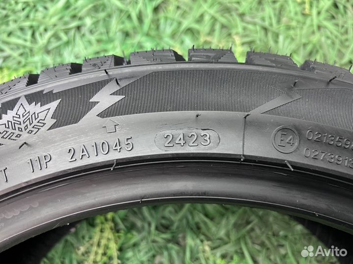 Royal Black Royal Stud II 225/45 R17 94H