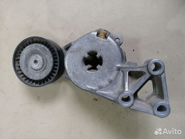 Ролик руч. ремня с кронштейном для VW Golf VI