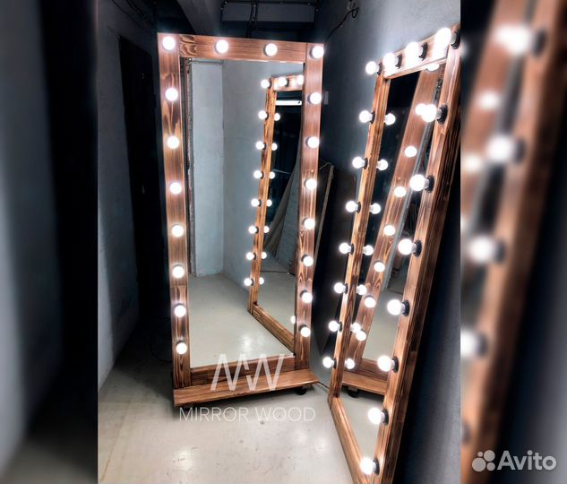 Гримерное зеркало с лампочками на подставке