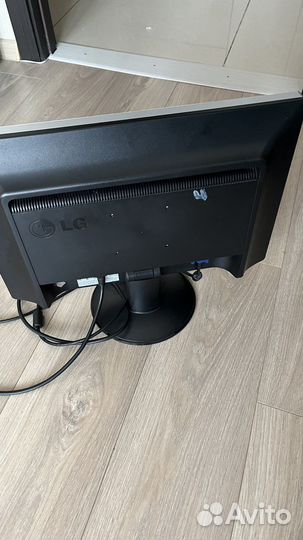 Монитор LG 19