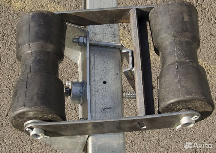 Ролик килевой с кронштейном для прицепа