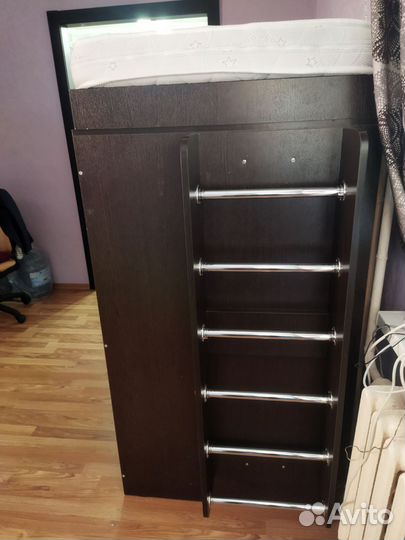 Детская кровать чердак со столом и шкафом бу