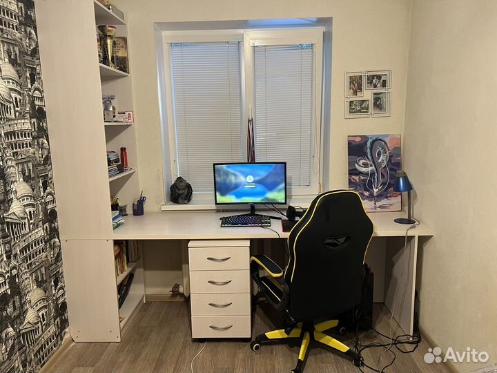 Письменный стол с тумбой и книжными полками