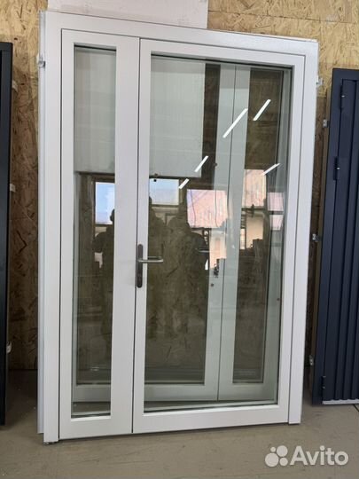 Дверь металлическая со стеклом