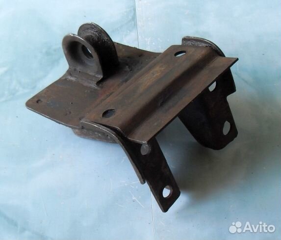 Траверса крепления кпп Москвич 2141