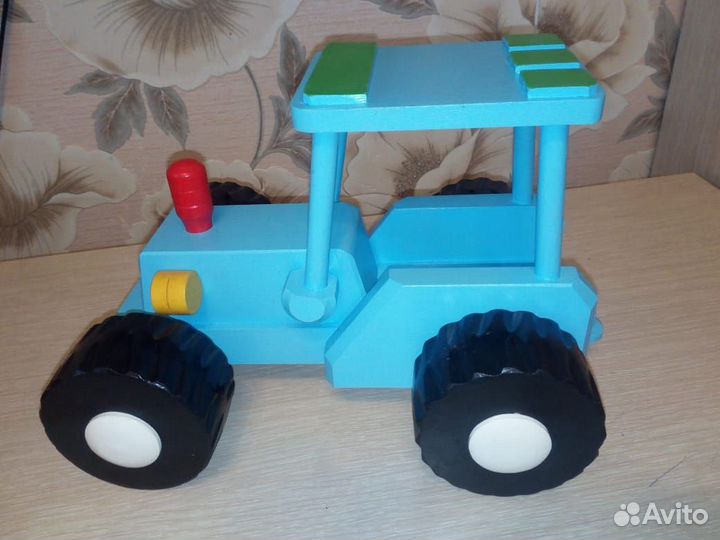 Трактор из дерева ручной работы