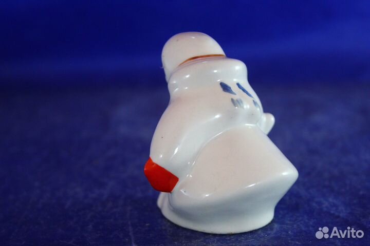 Балбес Фарфоровая статуэтка миниатюра На катке