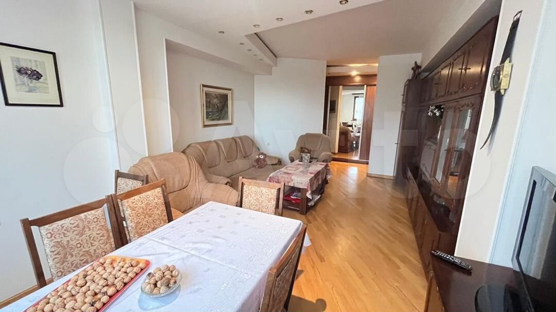 2-к. квартира, 74 м², 8/9 эт.