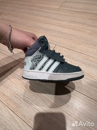 Кроссовки adidas 19