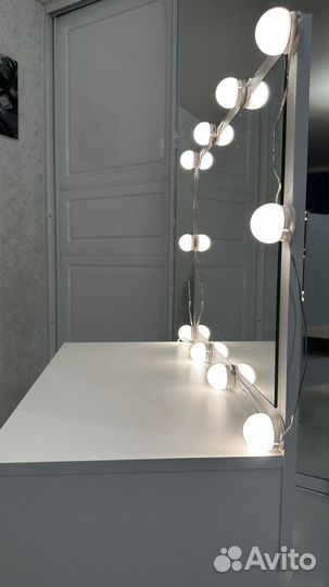 Туалетный столик с зеркалом и подсветкой