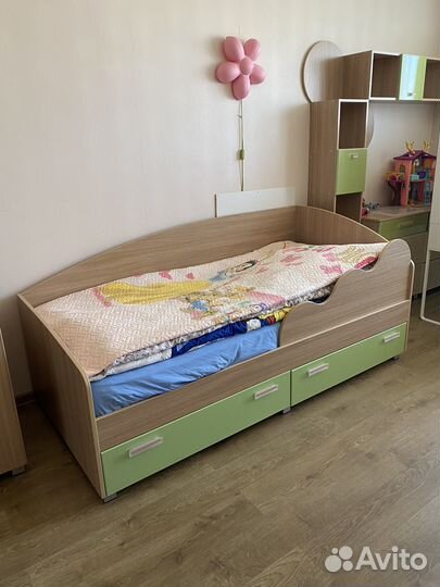 Стол кровать комод для детской комнаты