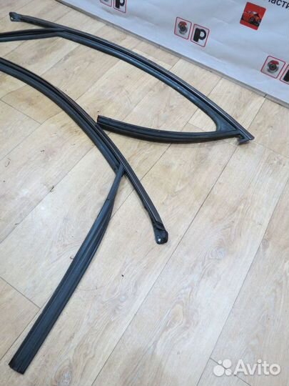 Уплотнитель двери левый Kia Stinger