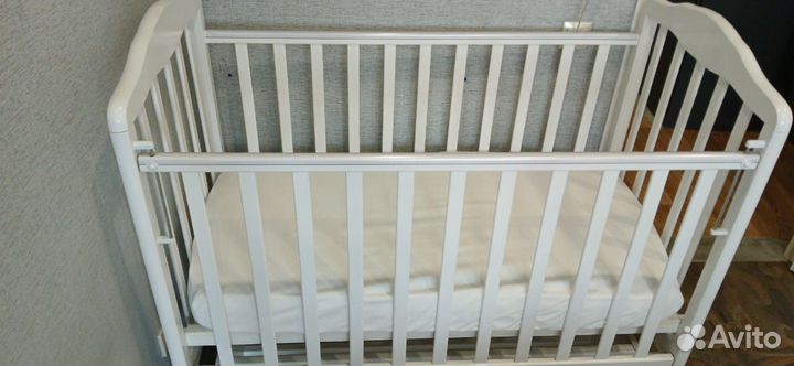 Детская кроватка с маятником