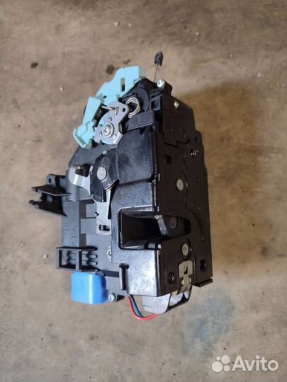 Замок правой двери Skoda, Vw