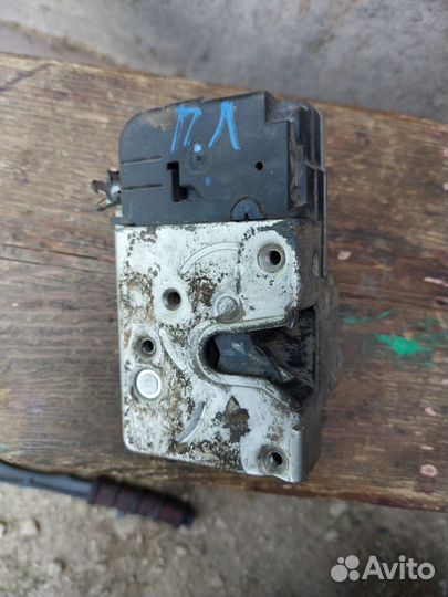 Замок передней левой двери Лада Гранта