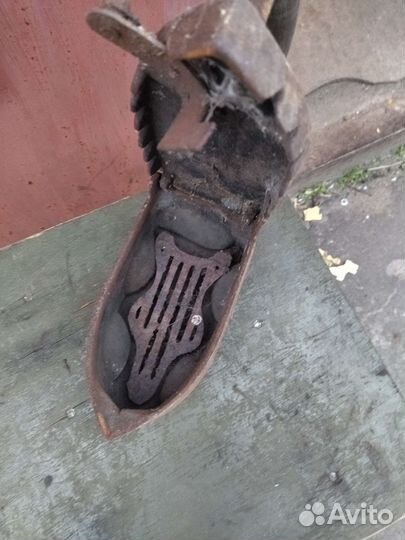 Старинный угольный утюг