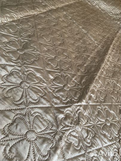 Покрывало с подушками