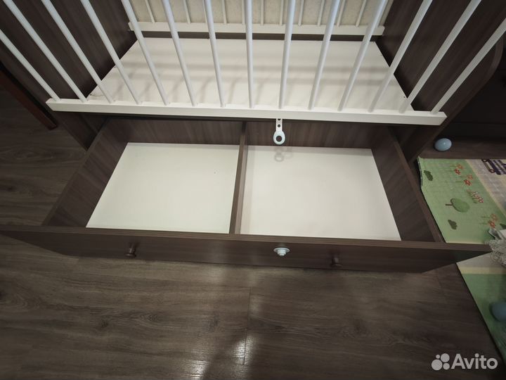 Детская кроватка с маятником и ящиком