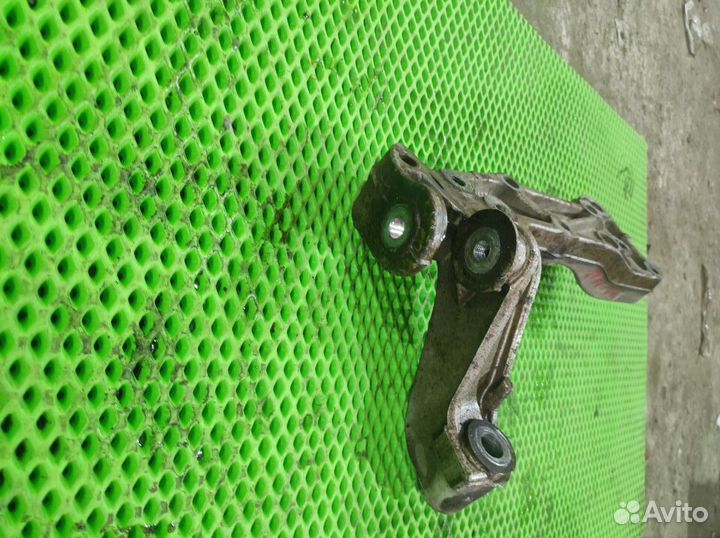 Кронштейн рычага передний правый Golf Plus