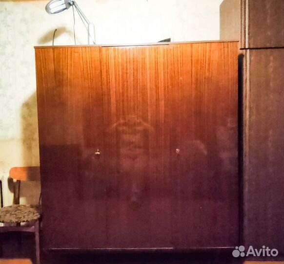 Шкаф полированный трехстворчатый на ножках СССР