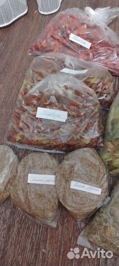 Сушеные лечебные травы, листья и тд