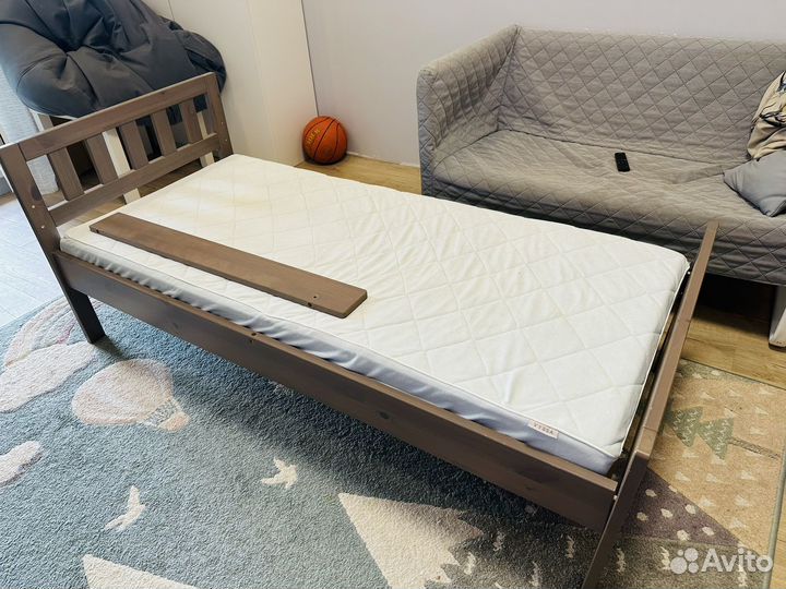 Детская кровать с бортиком и матрасом