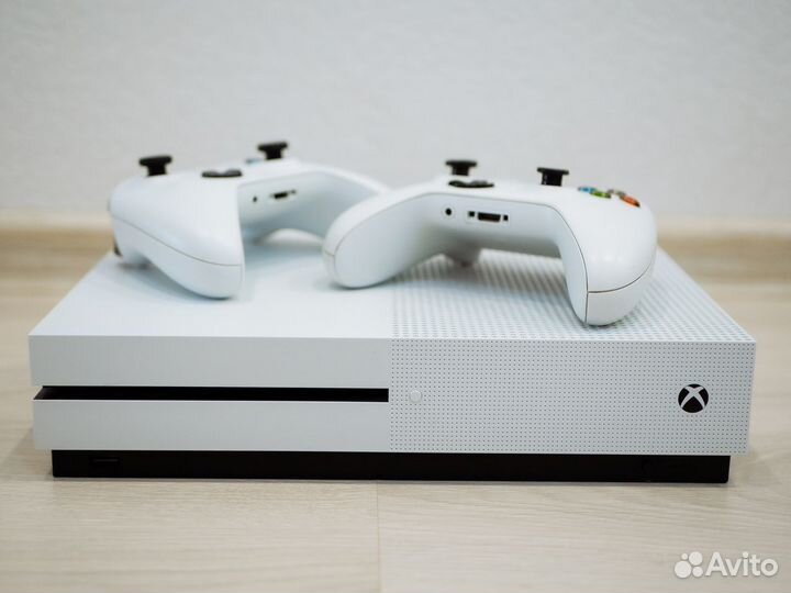 Xbox One S 1 Tb + 2 геймпада