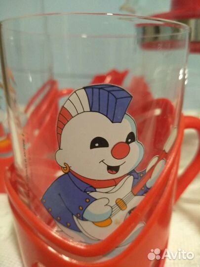 Набор посуды из стаканов в подстаканниках кувшина